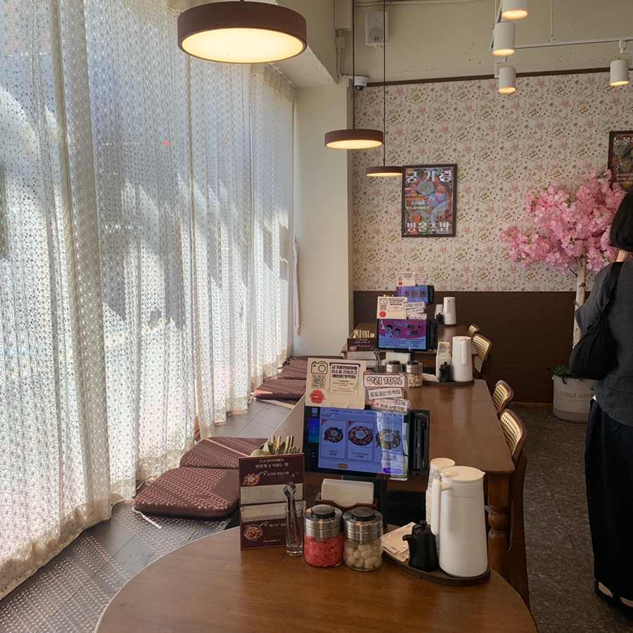 Gunggeorang Salmon Village Ulsan restaurant interior