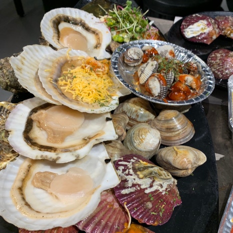 Fresh scallops and assorted shellfish at Jogae Pocha Oido