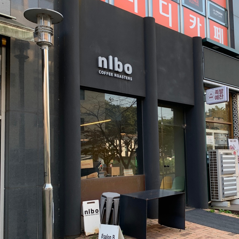 Nlbo Coffee Roasters Seoul black exterior in Segok-dong Gangnam