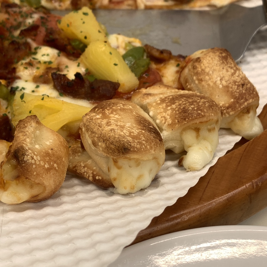 Cheese bite crust with melted cheese at Pizza School Korea