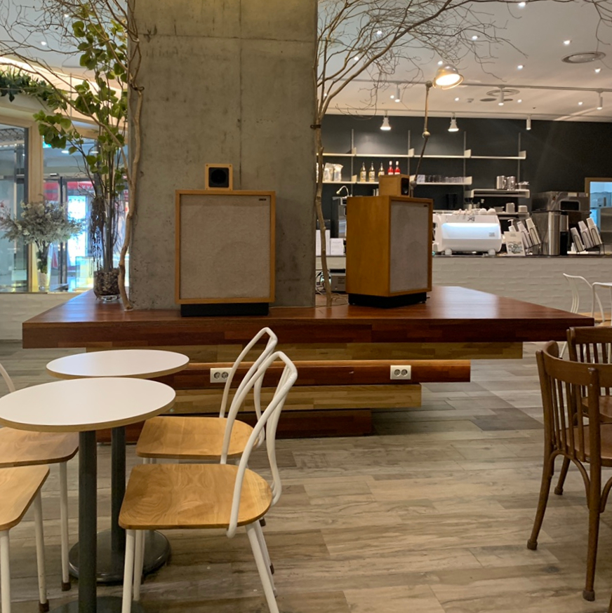 Seed Noir Garden Five Seoul cozy seating and roastery cafe interior