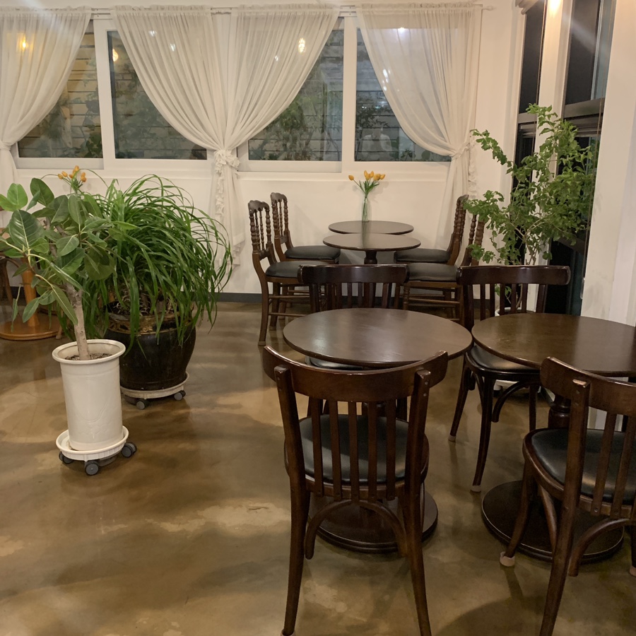 Ulsan Dessert Cafe Pound cozy interior with wooden tables and chairs