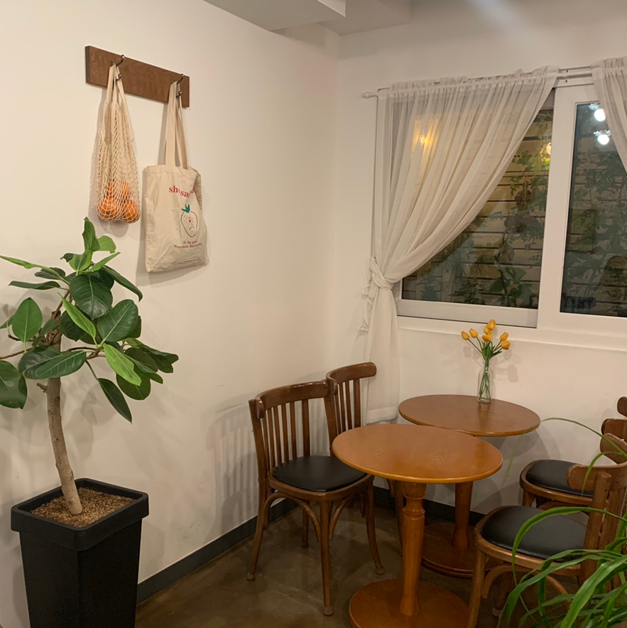 Ulsan Dessert Cafe Pound comfortable seating area in Guyeong-ri