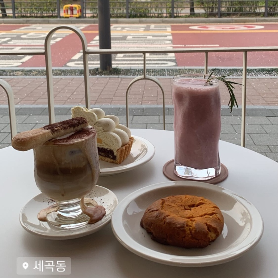 Cafe Nudique Segok Seoul Earl Grey lemon tart with coffee and drinks