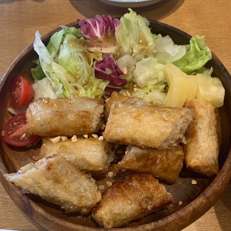 Crispy spring rolls with salad at Chom Chom Ulsan Thai Restaurant