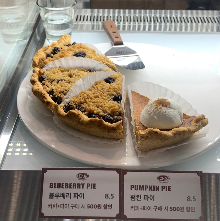 Blueberry pie and pumpkin pie at Coffee DNA Songpa Seoul