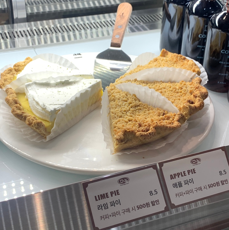 Coffee DNA Songpa Seoul lime pie and apple pie display