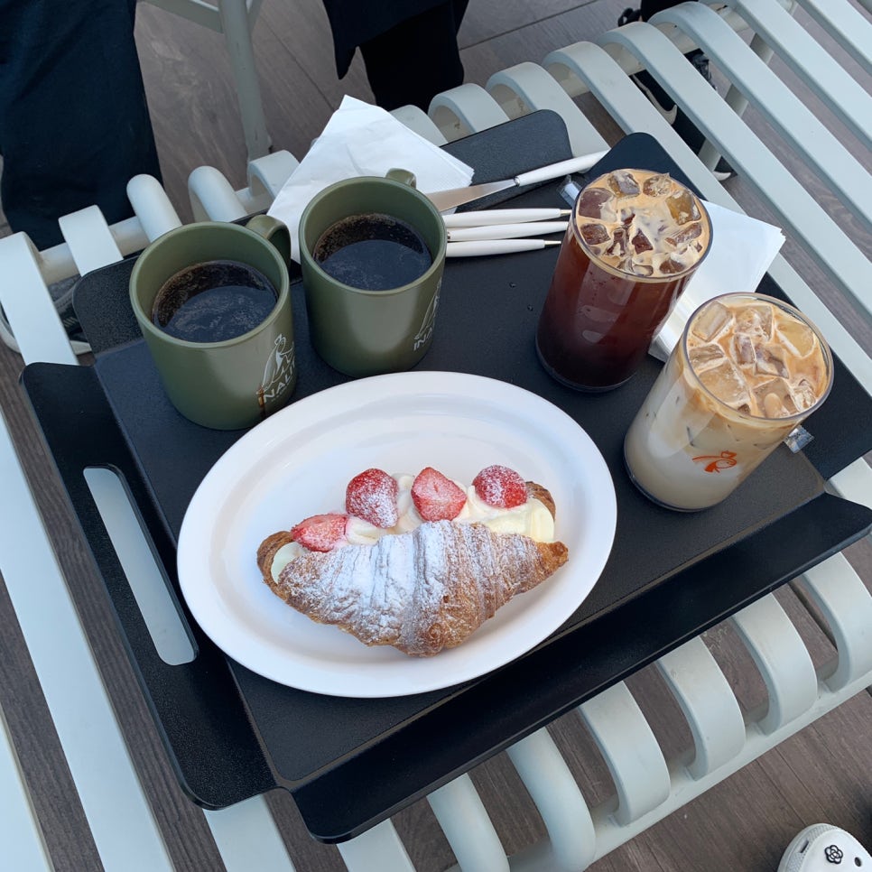Inalit Ulsan Eonyang strawberry croissant with coffee at large bakery cafe